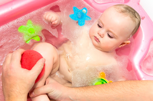 Transat de bain pour bébé : un accessoire de puériculture indispensable